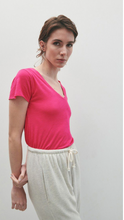 Lade das Bild in den Galerie-Viewer, Shirt Jacksonville in 3 Farben mit V-Ausschnitt
