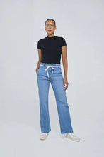 Lade das Bild in den Galerie-Viewer, DEW Flared Soft Denim - French Pocket
